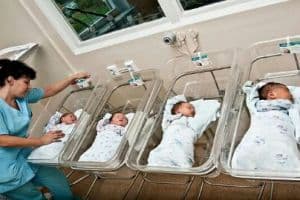 Как естественные роды влияют на микробиом новорождённых